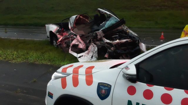 bakkie slams into truck